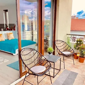 sunny-deluxe-apt-terrace.inbudapesthotels.com/